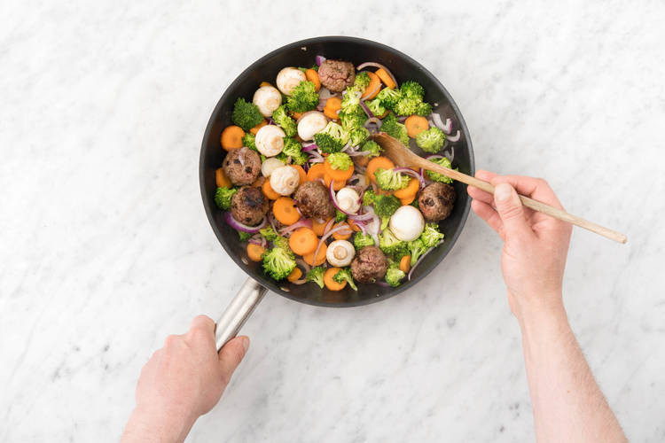 Ajoutez les légumes dans la poêle.