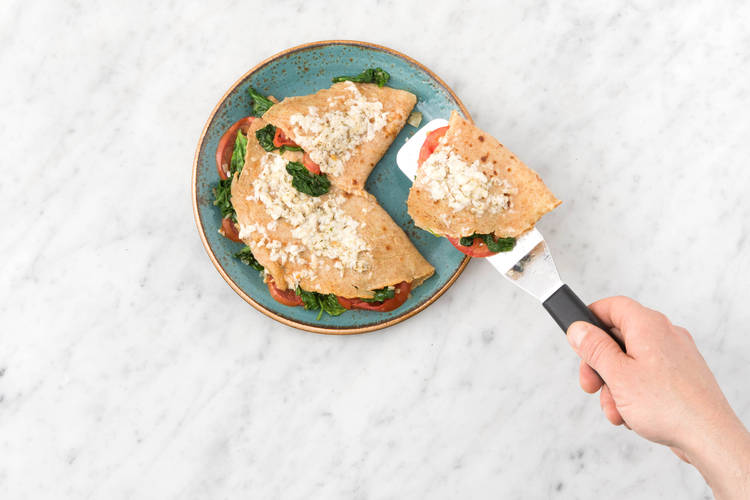 Servir les crêpes sur les assiettes, et bon appétit !