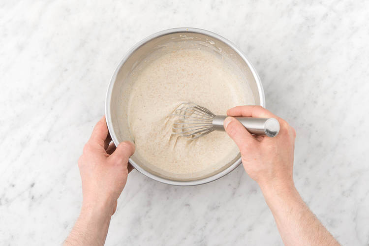 Préparez la pâte à crêpes.