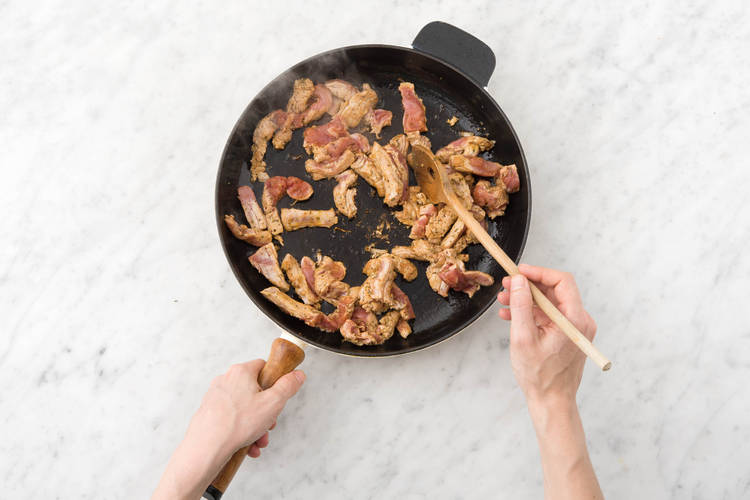 Faites saisir le filet de porc.