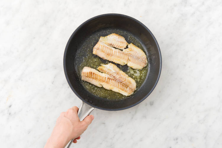 Faites cuire le filet de poisson.