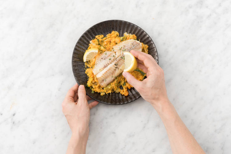 Servez le plat avec les quartiers de citron.