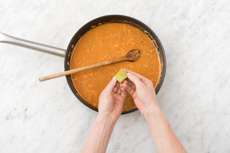 Emiettez le bouillon au-dessus de la casserole.