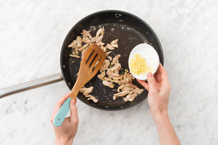Cuire les morceaux de poulet.