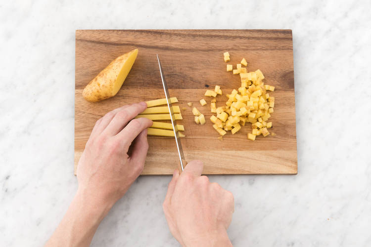Couper les pommes de terre.