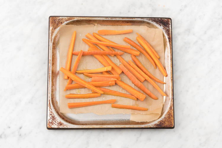 Répartir les carottes sur une plaque de cuisson.
