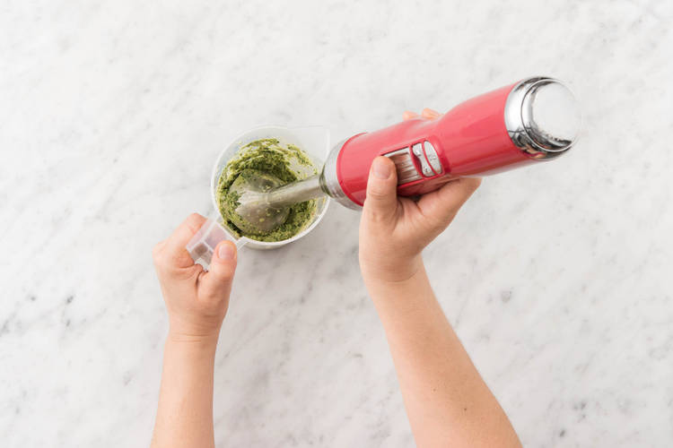 Utiliser un blender ou un mixeur plongeant.