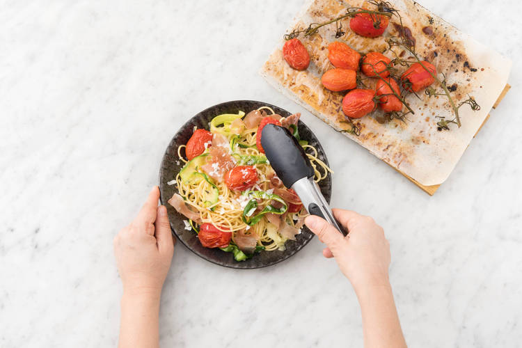 Servir avec les tomates en grappe
