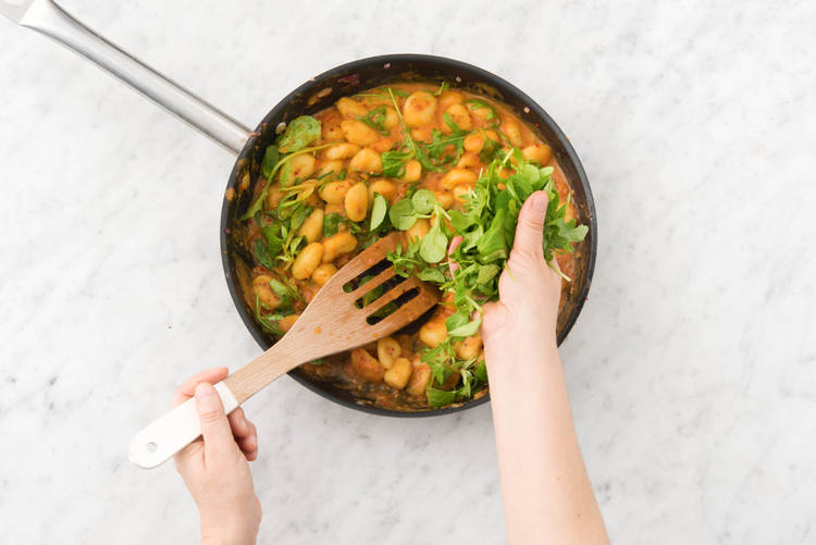 Ajouter la moitié du mélange de mâche et de roquette