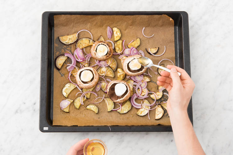Déposez les portobellos sur la plaque de cuisson.