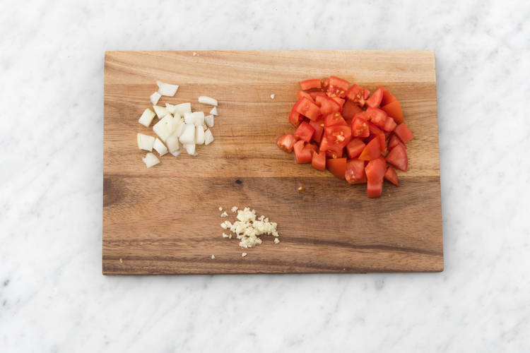 Couper l'oignon, l'ail et la tomate