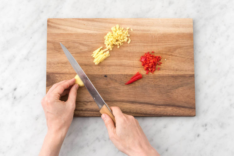 Couper finement le gingembre et le piment