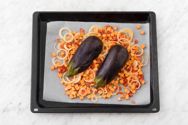 Disposer les légumes coupés sur la plaque