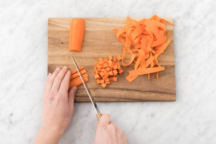 Faire de fines tranches avec la moitié des carottes et découper le reste en morceaux