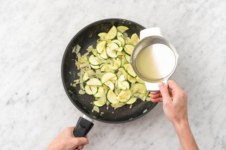 Ajoutez la courgette à mi-cuisson