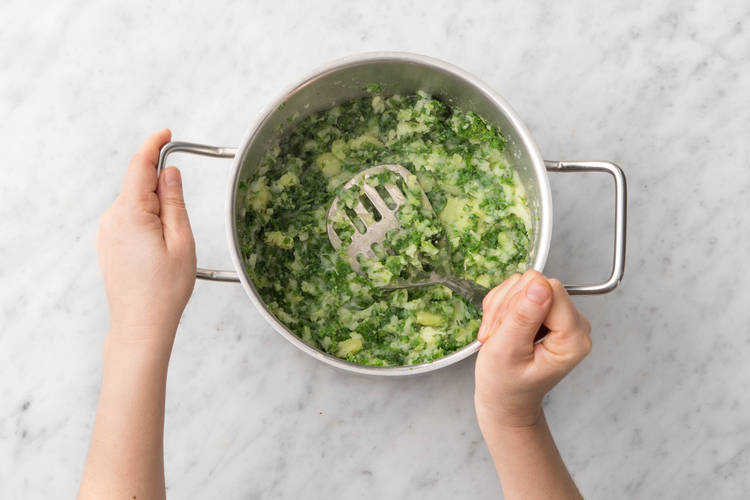 Ecrasez les pommes de terre, le persil tubéreux et le chou frisé