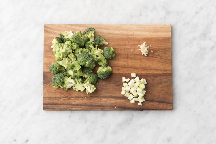 Couper l'ail et le brocoli