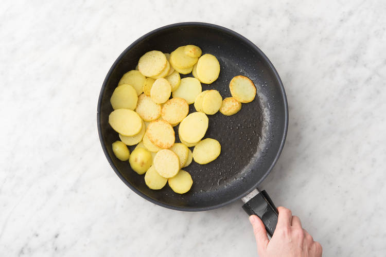 Cuire les tranches de pommes de terre