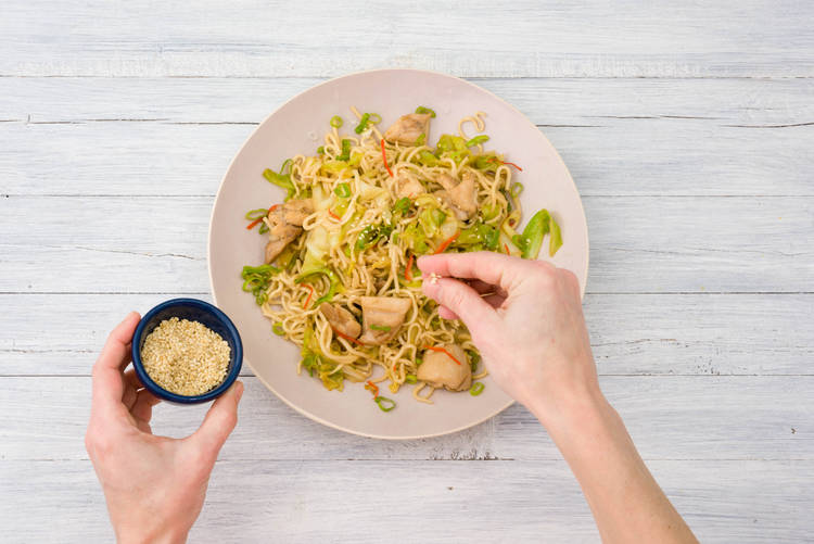 Garnir le plat des graines de sésame