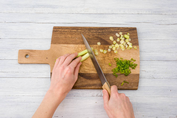 Couper finement les jeunes oignons
