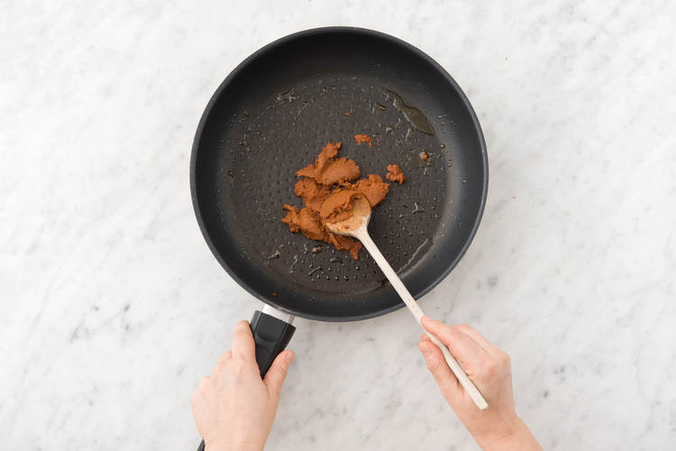 Faire revenir la pâte de curry