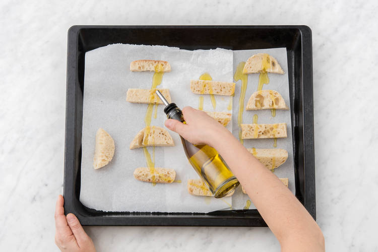Enduire les lamelles de ciabatta d'huile d'olive et d'ail