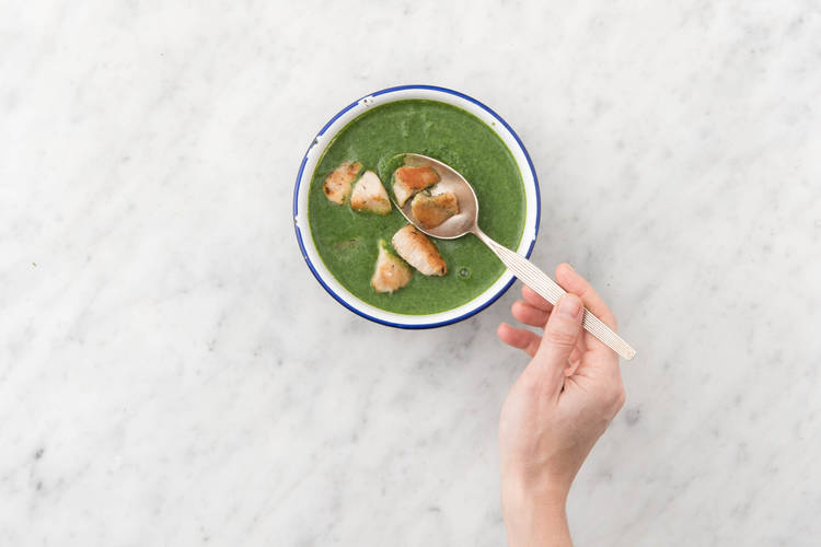 Disposer les dés de poulet par-dessus, puis garnir du reste de ricotta