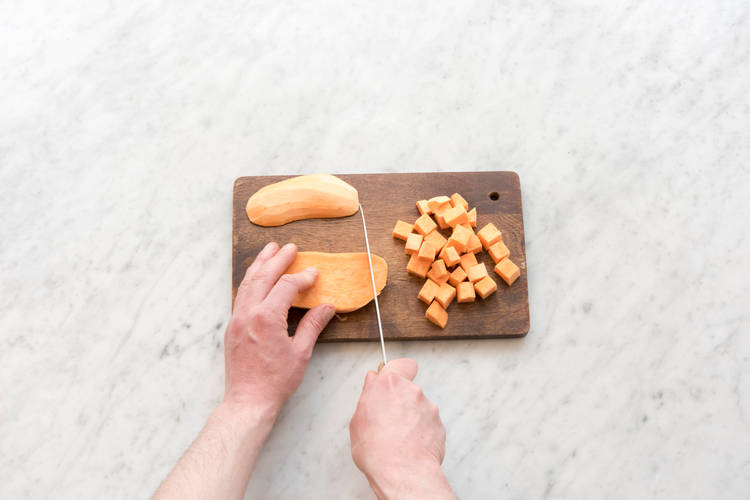 Éplucher les patates douces et tailler en morceaux de 1 cm