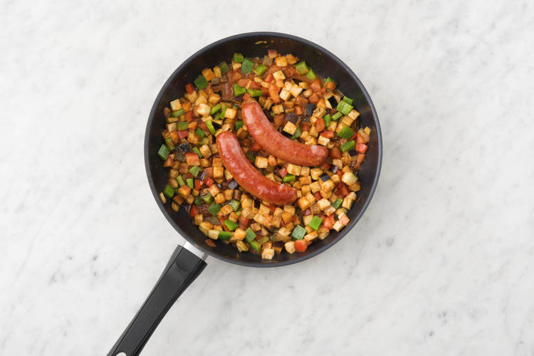 Disposer la saucisse sur les légumes