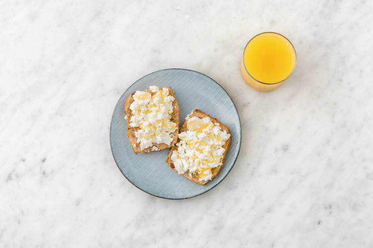 Servir les petits pains avec le jus d’orange pressé.
