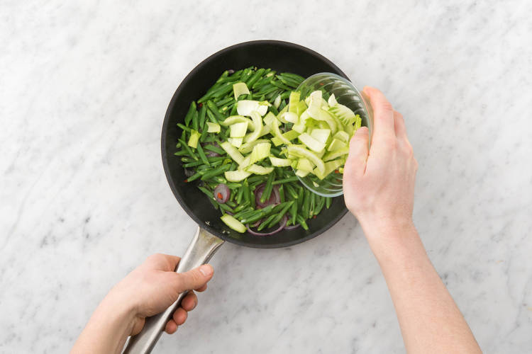 Ajouter le pak choï à mi-cuisson.