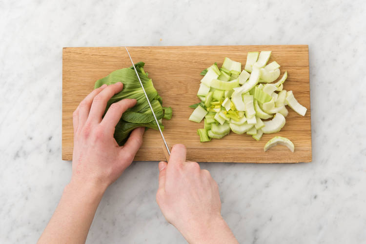 Couper le pak choï grossièrement