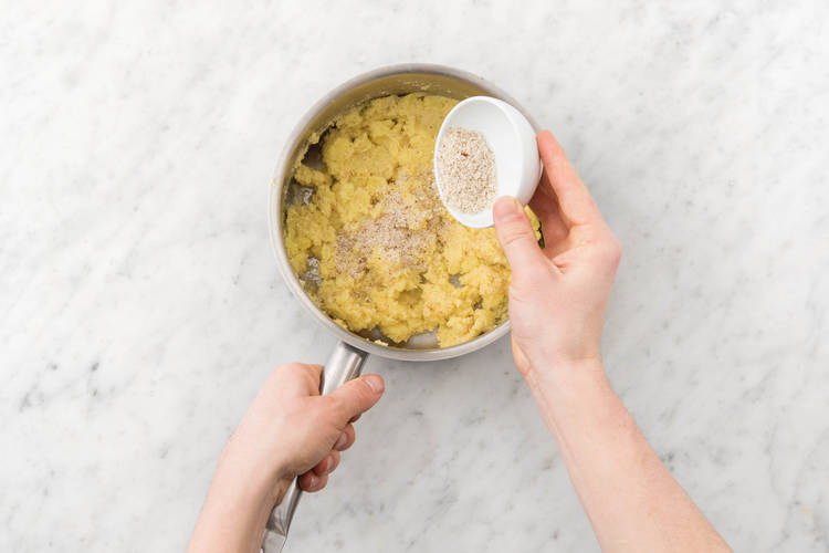 Ajouter ensuite la moutarde et la farine d’amande