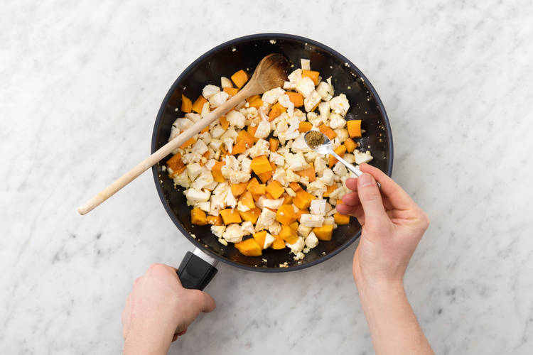 Ajouter le cumin et 2 cs d’eau par personne,