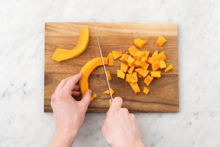 Tailler la courge Hokkaido en quartiers, épépiner, retirer l’intérieur fibreux