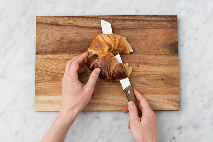 Couper les croissants en deux