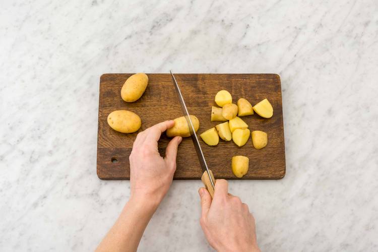 Laver ou éplucher les pommes de terre et découper-les en morceaux de 1 à 2 cm.