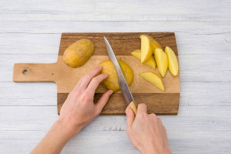 Découper les pommes de terre en morceaux de 1 à 2 cm