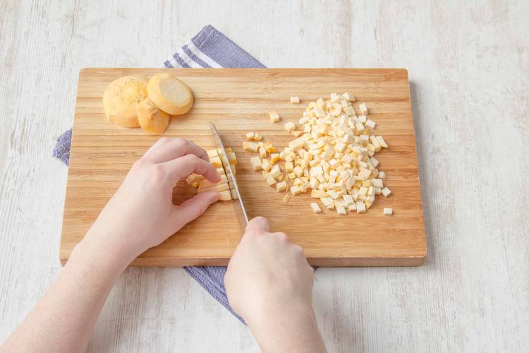 Éplucher les betteraves et les couper en morceaux de ½ cm