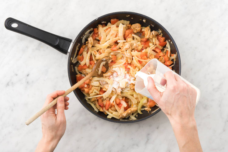 Cuire le poulet, l'oignon rouge, les légumes et la crème