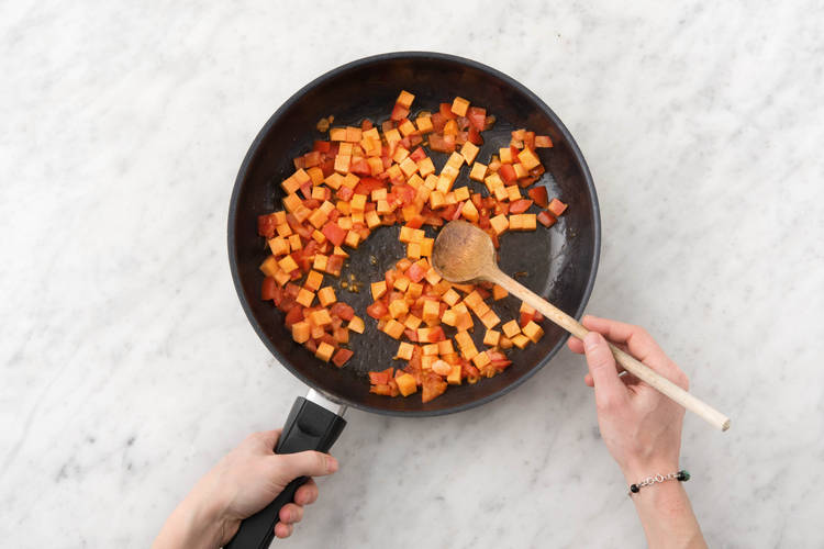 Faire cuire les patates douces ainsi que la majeure partie des tomates