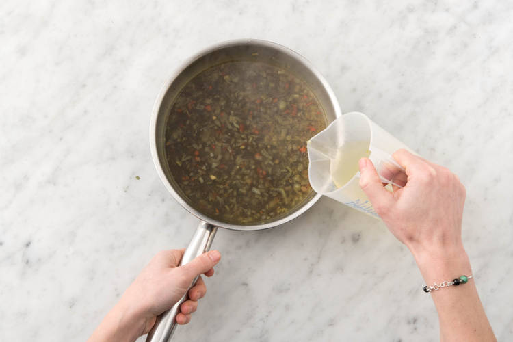 Ajouter l'eau et le cube de bouillon