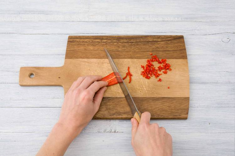 Émincer le piment rouge