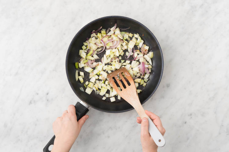 Cuire l'oignon rouge et le fenouil