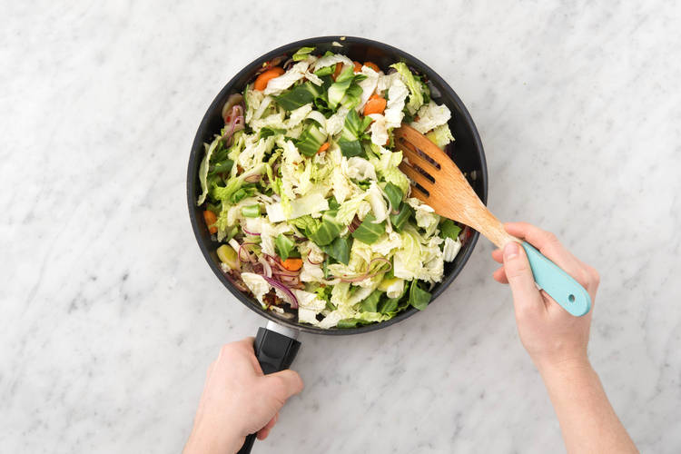 Cuire l'oignon rouge, le gingembre et le piment rouge