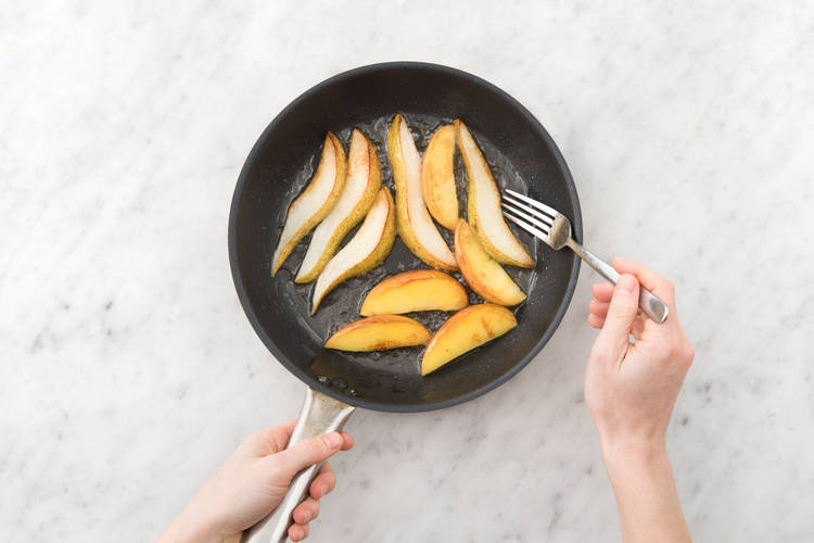 Cuire la poire dans le cidre