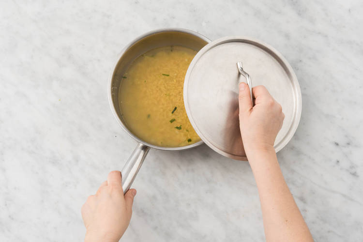 Cuire l'orzo dans le bouillon