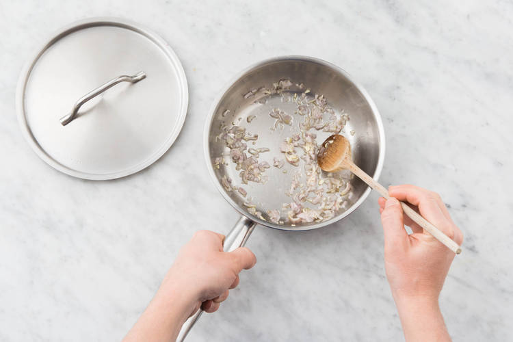 Faire revenir l'échalote et l'ail