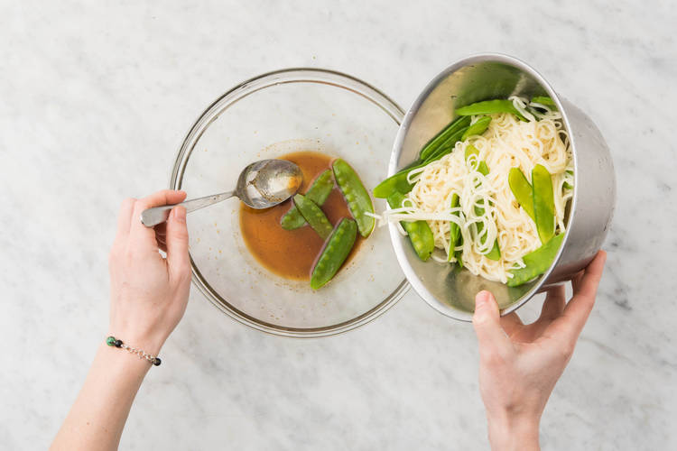 Préparer les nouilles et le bimi