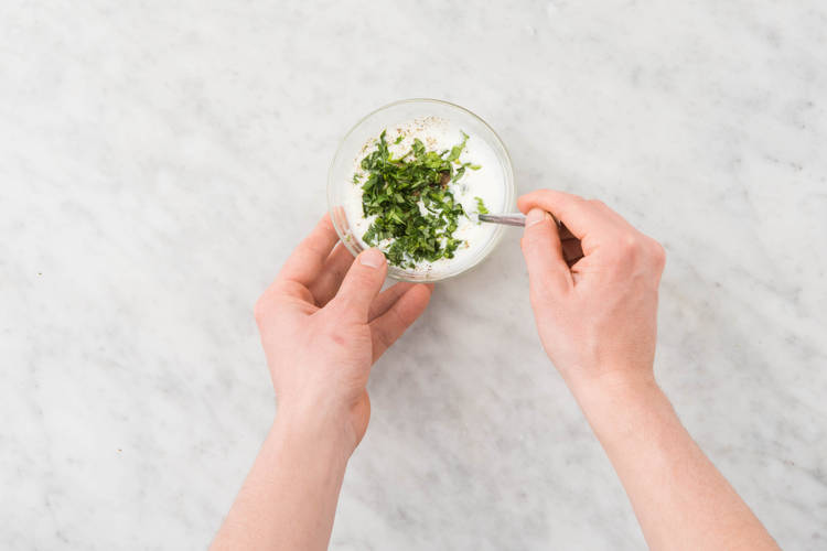 Préparer la sauce au yaourt